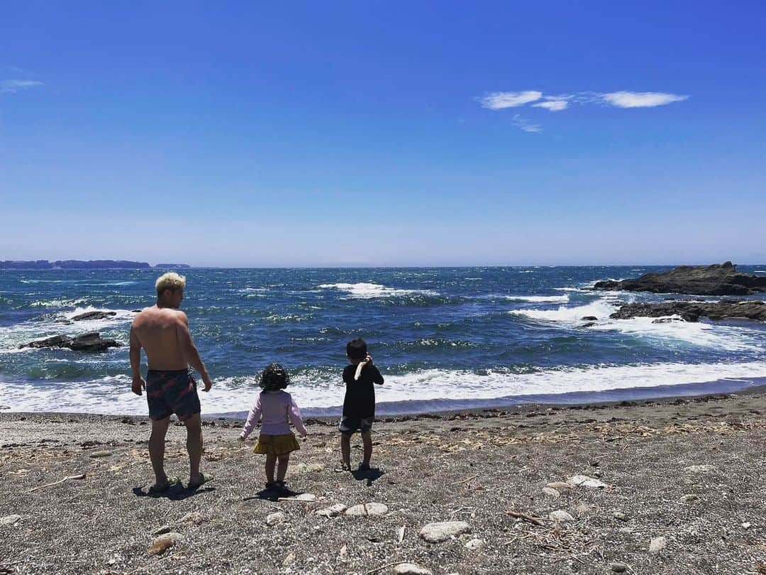長崎峻侑のインスタグラム：「今年2回目の海🌊☀️ 海最高！！ #海　#波　#夏　#自然　#日焼け　#家族」