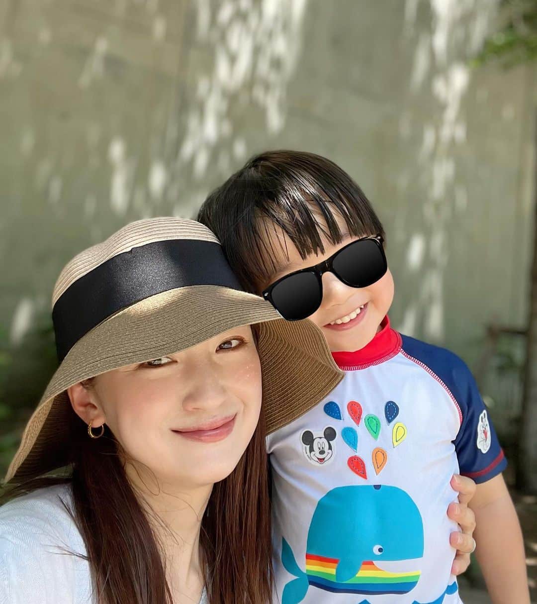 花岡維生のインスタグラム：「毎日暑すぎて水遊びスポットに連れて行く日々🥵🩵 今年も母は真っ黒になりそうだ😂 #2歳男の子  #男の子ママ」