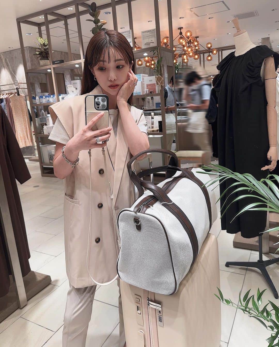 喜田彩子のインスタグラム：「⁡ ⁡ お仕事帰りに新宿伊勢丹で本日から開催中の 【Aww】POP UPストアへ🕊️🌱  @awwtravel_official  ⁡ 旅行に向けて息子が 『ぼくも自分のコロコロが欲しい』と バブバブ言ってきたので👶🏻 ⁡ せっかくなら夫も私も娘も使えるコロコロを♡ ⁡ ⁡ 発売直後から大人気で話題の 立てたまま荷物の出し入れができる フロントオープンタイプのスーツケースや サステナブルレザーを使ったアイテムも沢山あったし 新作商品を直接見れて楽しかった🤍🩵 ⁡ 今は完売している商品も POPUP限定で先行予約受付できましたよ〜！ ⁡ ⁡ しかも... ⁡ 3万円(税込)以上お買いものするとAPPLE LEATHER COINCASEや インスタグラムフォロワー限定でオリジナルステッカーもプレゼントしてもらえるんだって🍎 ⁡ ⁡ 来週から大阪でもPOP UPストアが始まるみたい！ ⁡ <TOKYO> Date: 2023.07.12(WED)-18(Tue) Place: 伊勢丹新宿店本館 2F アーバンクローゼット Time: 10:00-20:00 ⁡ <OSAKA> Date: 2023.07.19(WED)-25(Tue) Place: 阪急うめだ本店 4Fイットコンテンポラリー Time: 10:00-20:00 ★OSAKAではサプライズコラボも ⁡ ⁡ 遂に息子の夏休みスタート✨ 旅行準備がますます楽しみ〜♡♡♡ ⁡ ⁡ @awwtravel_community  #findyouraww #mygreenerchoice #aww-travel_popup #伊勢丹 #新宿伊勢丹 #tokyo #popup #スーツケース #bag #旅行バッグ #travel #travelbag」
