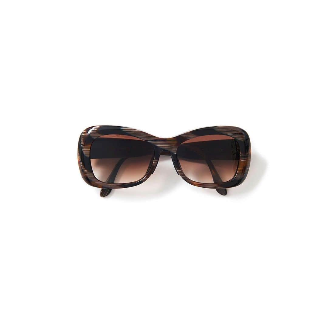 のインスタグラム：「. ♦️ 再入荷 ♦️ ・ ◆PAGANIパガーニ/JACQUELINEジャクリーン サングラス(Brown) ・ PAGANIは1998年に誕生したアイウエアブランド。時計やアクセサリーのハンドメイドコレクションからスタートし、2006年にサングラスのファーストコレクションがデビュー。 当初から全てイタリアの原料を使用し、長く使えるクオリティの高いアイウエアを、イタリア工場でハンドメイドで作り続けています。 こちらは、ジャクリーン・ケネディが愛好していた、大きなフレームのレトロなサングラスからインスピレーションを得て生まれたモデル”JACQUELINE”。 落ち着いたグラデーションカラーで、スタイリングのアクセントとして取り入れやすいアイテム。 デイリー使いはもちろん、リゾートシーンにも映える一品です。 ・ #kkcloset #kkshop #菊池京子 #kyokokikuchi #コーディネート #コーデ #coordinate #code #ootd #outfit #kotd #カジュアル #style #happy #summer #サングラス　#sunglasses #italy」