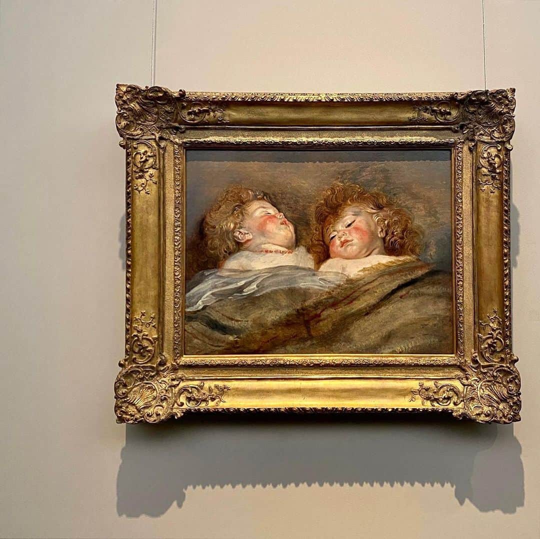 浅見姫香のインスタグラム：「In the 17th century, French painter Rubens was called "the painter of kings and the king of painters." Although he was a painter, he also had the face of a diplomat and a businessman. This "Two Sleeping Children" is Rubens' older brother's child. The fleshy necks of these children and their defenseless sleeping faces that make you feel like you can hear them breathing at any moment are so cute.  「王の画家にして、画家の王」と呼ばれた17世紀、 フランス画家のルーベンス。 絵を描きながらも外交官や実業家の顔も持っており、 多才な上に弟子や家族思いでもあったらしい。 この「眠る二人の子供」の作品は、ルーベンスの兄の子供。ふっくらと赤らんだ頬が、見ているこちら側の頬を緩ます。 肉感のある詰まった首と、今にも吐息が聞こえてきそうな無防備な寝顔が何とも微笑ましい。」