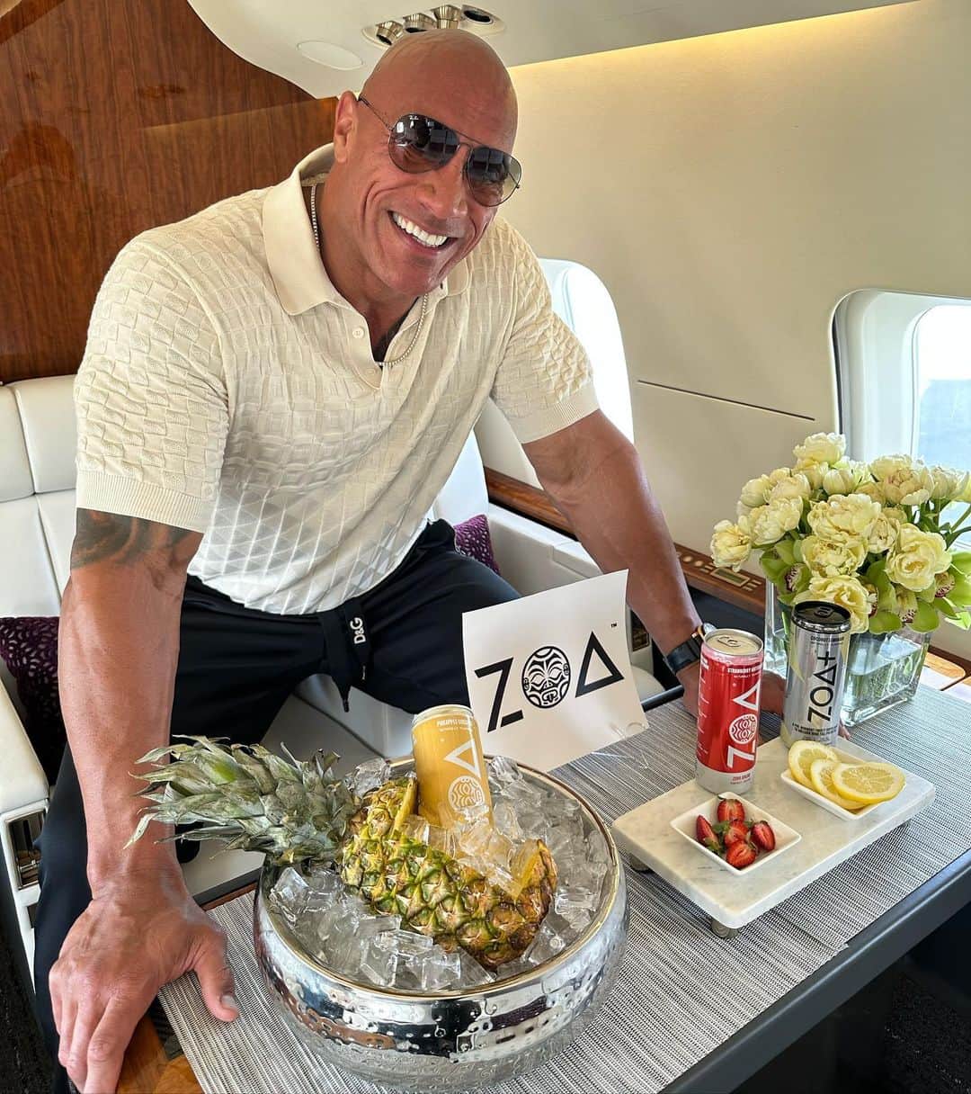 ドウェイン・ジョンソンのインスタグラム：「Man I love detail and a lil’ effort goes a long way with me.  Appreciate my air buddy @flyingwithnadia for this cool surprise.  Pineapple coconut @zoaenergy on ice, inside a real pineapple 👀 👏🏾👏🏾 It’s the little things that I’m a sucker for, now I need my tequila 😉   to work we go 🛬🥃」