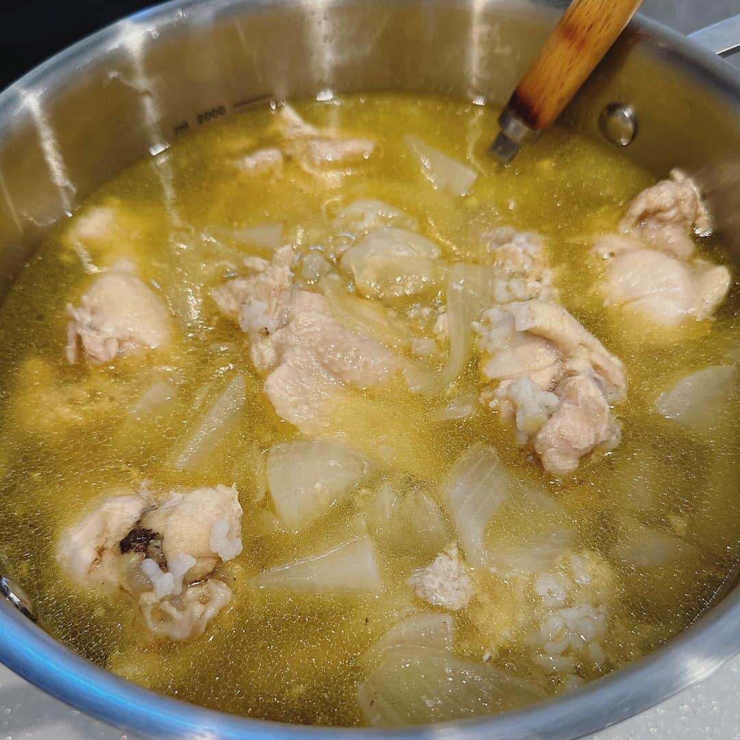 石川梨華さんのインスタグラム写真 - (石川梨華Instagram)「チャーミークッキング👩‍🍳  沢山作り置きしたよ！ 春雨サラダ 参鶏湯 無限きゅうり きゅうりとしらすとワカメの酢の物 ピーマンとおかか炒め  参鶏湯ハマってます💓 電気圧力鍋でお肉ホロホロになるよ😋 母が来てるので多めに作ったよ！  お昼ごはんは ガパオライスときのこたっぷりスープ！  暑い日が続いてますが、水分＆食事をしっかりとって元気に過ごしてます☺️👍  #石川梨華 #モーニング娘og #リアル梨華 #二児の母 #年子 #やんちゃボーイズ #作り置き #チャーミークッキング #お昼ご飯何食べたんだろう」7月12日 17時04分 - rika_ishikawa_official