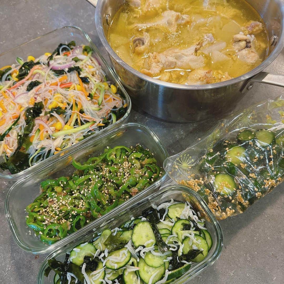 石川梨華さんのインスタグラム写真 - (石川梨華Instagram)「チャーミークッキング👩‍🍳  沢山作り置きしたよ！ 春雨サラダ 参鶏湯 無限きゅうり きゅうりとしらすとワカメの酢の物 ピーマンとおかか炒め  参鶏湯ハマってます💓 電気圧力鍋でお肉ホロホロになるよ😋 母が来てるので多めに作ったよ！  お昼ごはんは ガパオライスときのこたっぷりスープ！  暑い日が続いてますが、水分＆食事をしっかりとって元気に過ごしてます☺️👍  #石川梨華 #モーニング娘og #リアル梨華 #二児の母 #年子 #やんちゃボーイズ #作り置き #チャーミークッキング #お昼ご飯何食べたんだろう」7月12日 17時04分 - rika_ishikawa_official