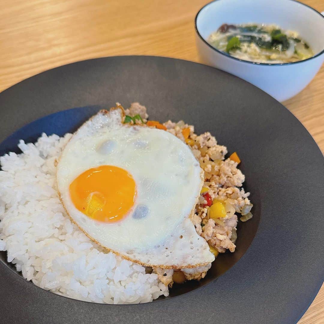 石川梨華さんのインスタグラム写真 - (石川梨華Instagram)「チャーミークッキング👩‍🍳  沢山作り置きしたよ！ 春雨サラダ 参鶏湯 無限きゅうり きゅうりとしらすとワカメの酢の物 ピーマンとおかか炒め  参鶏湯ハマってます💓 電気圧力鍋でお肉ホロホロになるよ😋 母が来てるので多めに作ったよ！  お昼ごはんは ガパオライスときのこたっぷりスープ！  暑い日が続いてますが、水分＆食事をしっかりとって元気に過ごしてます☺️👍  #石川梨華 #モーニング娘og #リアル梨華 #二児の母 #年子 #やんちゃボーイズ #作り置き #チャーミークッキング #お昼ご飯何食べたんだろう」7月12日 17時04分 - rika_ishikawa_official