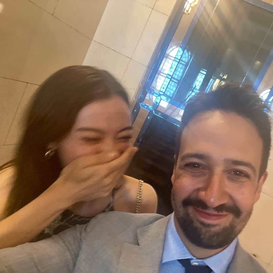 澄那シュトゥーダーのインスタグラム：「#throwback to a year ago today when i met the legend himself @lin_manuel Miranda at an event and could barely contain my excitement ✌🏼🤡」