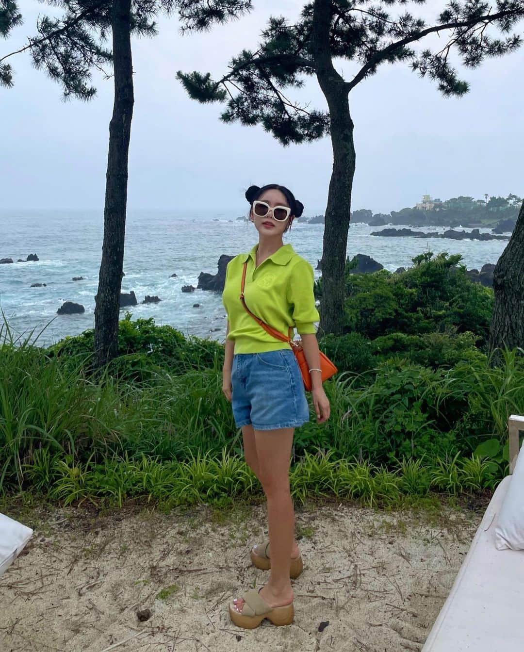 キュリ さんのインスタグラム写真 - (キュリ Instagram)「in Jeju🍊🥭🌴🐢🦕  미니 감귤 가방은 @amagstudio 🍊👜 #에임에이지스튜디오 #디자이너브랜드」7月12日 17時11分 - qtfreet