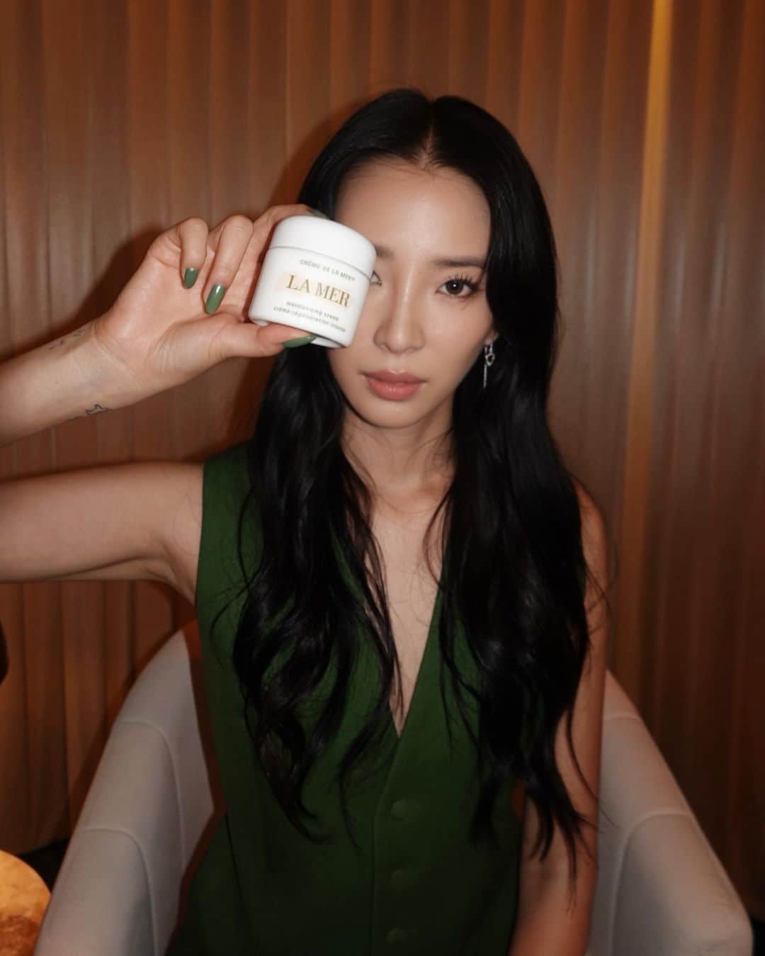 アイリーン・キムのインスタグラム：「I was so inspired by all the intricacies behind the science of skincare and how @LaMer continues to push the boundaries of innovation for healthier and sustainable skincare regimes.   My affection for La Mer originated from growing up seeing my mom use Crème de la Mer so it was extra special to share this experience with my beauty muse🤍 @LaMer.Korea   #LaMerMiracleUnveiled #MiracleBroth #LaMerPartner」