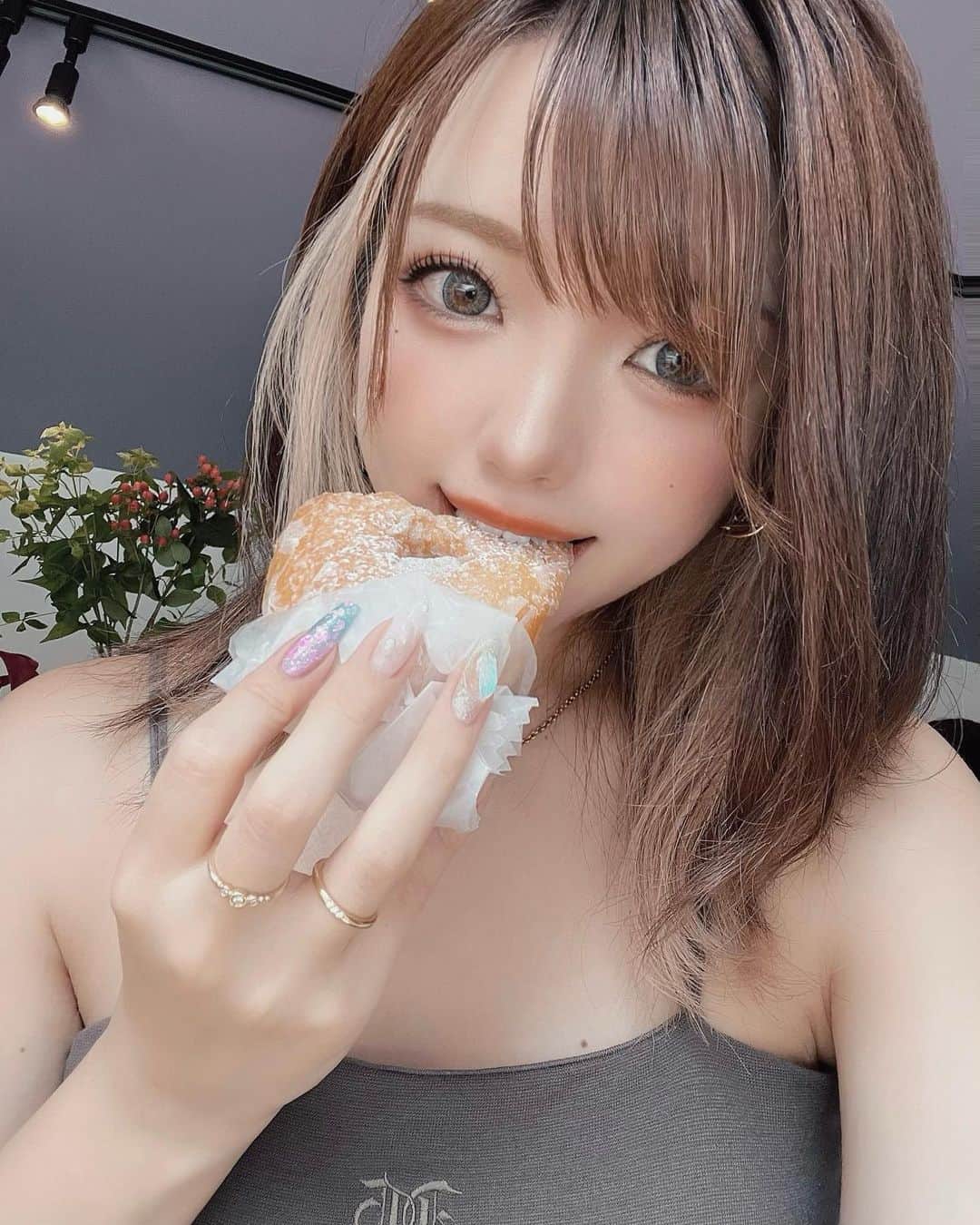 のインスタグラム：「毛量が湿気にやられる季節🌧️🙃笑  @yoshida.coffee.sangubashi オーツミルクカフェラテとドーナツが めちゃくちゃ美味しかった💗💗 店員さんの接客もアットホームで 優しくて並んだ甲斐があった😋💕  @knapfordpostermarket いつかお迎えしたいアート🎨 眺めてるだけで癒される…🖼️✨ お家にあったら一気に雰囲気出るよなぁ💭  たまにはゆるっと更新〜🐣˖ ࣪⊹」