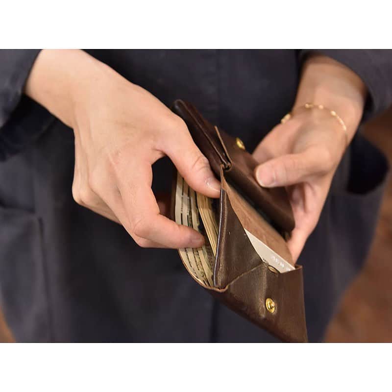 HERZ ヘルツさんのインスタグラム写真 - (HERZ ヘルツInstagram)「こんにちは。ヘルツオンラインショップです。  長財布をビシッと使いこなす大人はカッコいいのですが、個人的には2つ折り財布や小銭入れなどのコンパクト財布がポケットにも収まって使いやすいなーと感じてしまいます。  特にズボン等のポケットに入れることを考えた場合に大切な要素として、「薄さ」が挙げられると思います。 そこで薄くてお札もすっきり収まる小型財布(GS-54)を作り手が愛用中ということでしたので、今回は写真を撮らせてもらいました。  作り手はHタイプのカスターニョを1年間愛用しています。 もう一つの愛用品は、私の家族が3年愛用中のNタイプを借りてきました。  HタイプもNタイプもしっかりと経年変化をして艶感が増して、所有欲を満たしてくれます。 また、全体のシルエットやカードポケットなど、それぞれの使用者の使い方に合わせて形も変化しています。  今回ご紹介のコンパクトなお財布である小型財布(GS-54)に限らず、革製品はご使用者に合わせて変化していくことも魅力の一つです。 ぜひ皆さんの愛用品もInstagramやオンラインショップのレビューにてお見せいただけると嬉しいです。  ※Instagramでご投稿いただく際には、ぜひ #マイヘルツ や #わたしのorgan のハッシュタグをつけてご投稿ください！ ⁡ #ヘルツ #オルガン #革製品 #革小物 #革雑貨 #レザーバッグ #財布 #二つ折り財布 #小銭入れ #herz #organ #coincase #madeinjapan #factory」7月13日 17時00分 - herz_bag