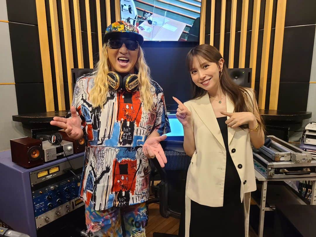 DJ KOOさんのインスタグラム写真 - (DJ KOOInstagram)「FM大阪 AKRacing presents May J.’s Music Time Travel” の収録  7月12日 17周年を迎えた May Jとお腹のベイビーちゃんとスリーショット!!!  凄く穏やかでやさしい表情、素敵なお母さんのお顔してました！！  猛暑だけど健康第一で元気な赤ちゃん生んで下さい！！  17周年おめでとうDO DANCE！！  https://www.fmosaka.net/_sites/16783618   #FM大阪  #AKRacing  #mayj  #DJKOO」7月12日 17時15分 - dj_koo1019