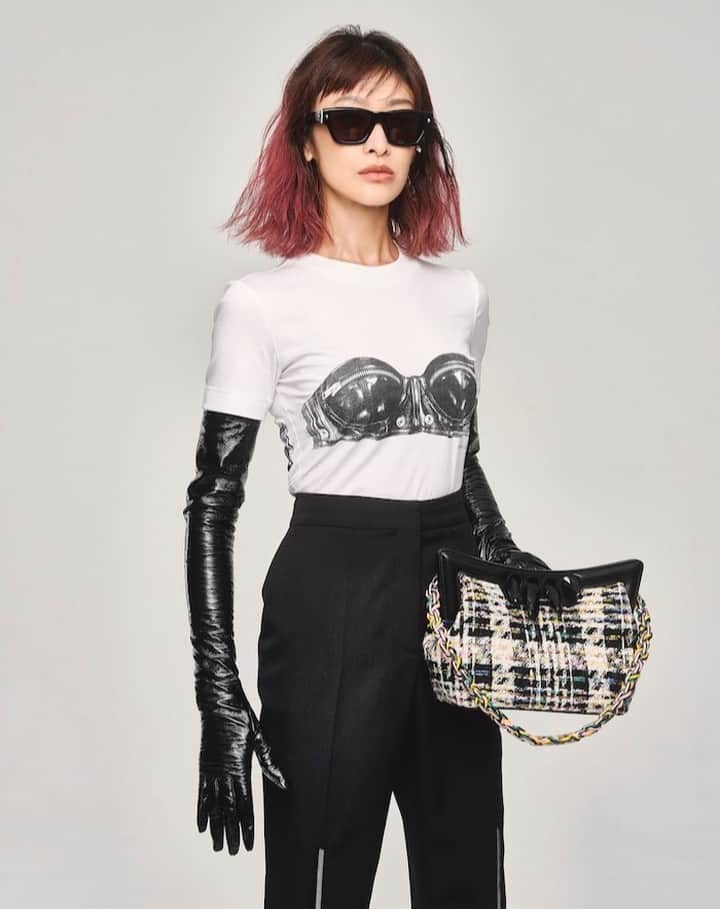 GLITTERのインスタグラム：「#ALEXANDERMcQUEEN   Let’s be Borderless!!!  人気メゾンの最新作が味方!  ジェンダー不問な装いをエナジーに　 ―山田優×中山咲月　 New Season's New Fashion ー  #山田優　@yu_yamada_   @alexandermcqueen  #アレキサンダーマックイーン   【GLITTER 2023 SUMMER issue】 全国の書店、ネット書店で発売中  #GLITTER #グリッター #グリッターマガジン　  Photos Yoshiyuki Nagatomo  Styling Aika Kiyohara  Hair KOTARO@SENSE OF HUMOUR  Make-up DAKUZAKU@TRON  Edit&Words Ai Utsuno」