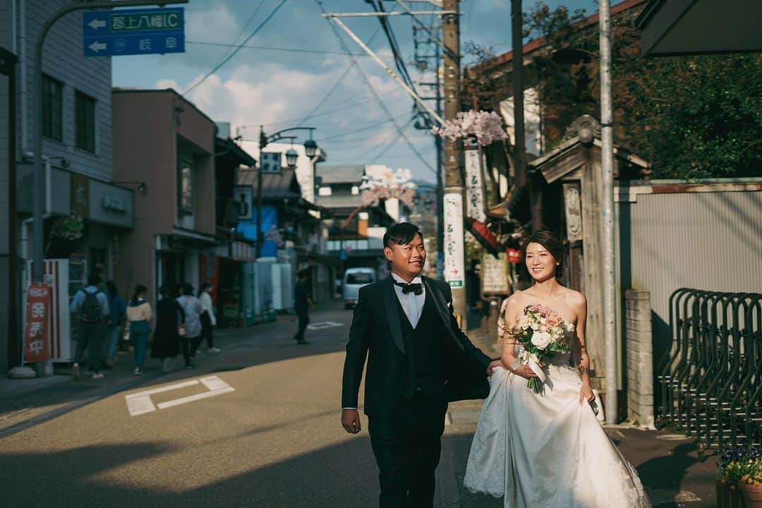 ラヴィ•ファクトリーさんのインスタグラム写真 - (ラヴィ•ファクトリーInstagram)「. 【写真で叶える結婚式】 . おふたりにとって何気ない風景も ウェディングフォトに残すと宝物のような場所に📍 慣れ親しんだ街並みをお写真に残しませんか📷  . —————— ラヴィファクトリー: @nagoya_laviephotography Photographer: @guppy_photograph AREA:JAPAN,NAGOYA —————— @laviefactoryをフォローして #laviefactory #ラヴィファクトリー のハッシュタグをつけて お写真を投稿してみてくださいね✳︎ . こちらの公式IG（@laviefactory） で取り上げさせていただきます✨ . 思わず笑顔になれるハートのある 「家族写真」はラヴィクルール* >>>@laviecouleur_official . #wedding #weddingphotography #photo  #ハートのある写真 #instawedding #結婚写真 #ウェディング #ウェディングフォト #撮影指示書 #ロケーションフォト #前撮り#写真好きな人と繋がりたい #フォトウェディング #卒花 #後撮り #ウェディングニュース #前撮り小物 #前撮りフォト #前撮りアイテム #ウェディング撮影 #撮影構図 #前撮りアイディア #撮影指示書 #花嫁コーディネート #花嫁コーデ #洋装ロケフォト #名古屋前撮り #名古屋花嫁」7月12日 17時18分 - laviefactory