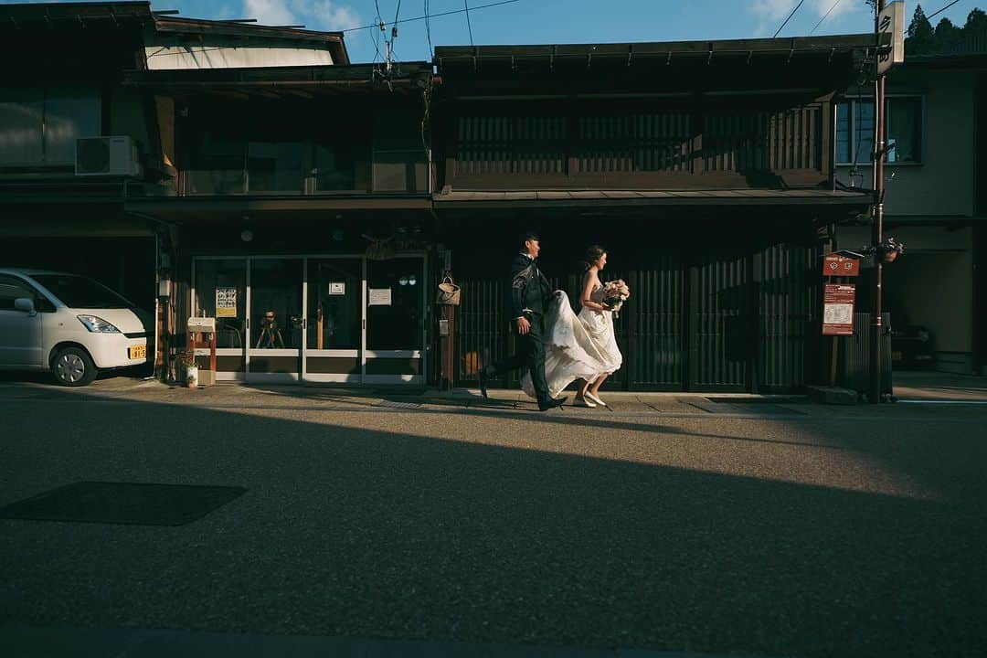ラヴィ•ファクトリーさんのインスタグラム写真 - (ラヴィ•ファクトリーInstagram)「. 【写真で叶える結婚式】 . おふたりにとって何気ない風景も ウェディングフォトに残すと宝物のような場所に📍 慣れ親しんだ街並みをお写真に残しませんか📷  . —————— ラヴィファクトリー: @nagoya_laviephotography Photographer: @guppy_photograph AREA:JAPAN,NAGOYA —————— @laviefactoryをフォローして #laviefactory #ラヴィファクトリー のハッシュタグをつけて お写真を投稿してみてくださいね✳︎ . こちらの公式IG（@laviefactory） で取り上げさせていただきます✨ . 思わず笑顔になれるハートのある 「家族写真」はラヴィクルール* >>>@laviecouleur_official . #wedding #weddingphotography #photo  #ハートのある写真 #instawedding #結婚写真 #ウェディング #ウェディングフォト #撮影指示書 #ロケーションフォト #前撮り#写真好きな人と繋がりたい #フォトウェディング #卒花 #後撮り #ウェディングニュース #前撮り小物 #前撮りフォト #前撮りアイテム #ウェディング撮影 #撮影構図 #前撮りアイディア #撮影指示書 #花嫁コーディネート #花嫁コーデ #洋装ロケフォト #名古屋前撮り #名古屋花嫁」7月12日 17時18分 - laviefactory