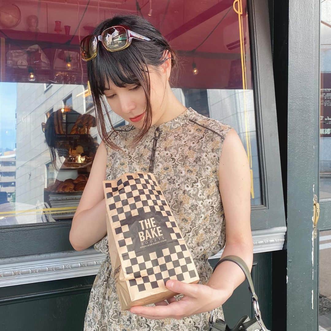 南ソフィアのインスタグラム：「. 神戸にあるかわいいベーカリー🥐 内装もお味も全部が好みすぎて😊 たっぷりチョコに包まれたクロワッサンはもう少し涼しくなったら食べよっと🍫 . . .」