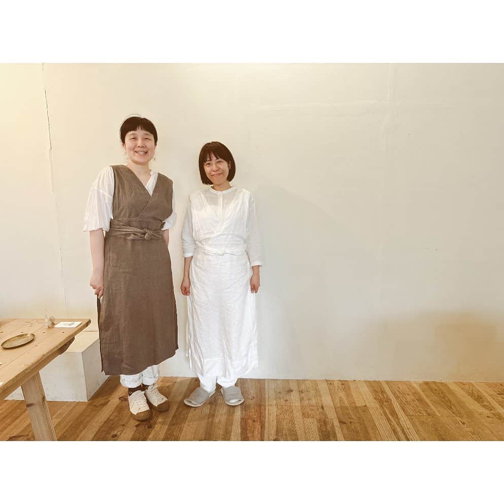 ハミルさんのインスタグラム写真 - (ハミルInstagram)「. . 【　旅する治療室と、菓子工房　】  お陰様でたくさんのご予約、ご来場いただき、 地元・札幌の妹たちのイベント”旅する治療室、 季の菓子工房しゅう”のPop-up無事昨日で終了しました。 @sanri_sapporo  @kinokashi_shu   治療室はご希望の方が溢れてしまい、 今回泣く泣くご予約取り切れない方々も出てしまい、 あやちゃんとも大変申し訳ない気持ちです。 次回、優先的にご予約お声掛けさせてください！  今回、治療された方々を仕事の合間に寄って、 チラチラ遭遇させていただきましたが、 皆様、来た時の印象と帰る時のゆるんだ微笑む笑顔をみて、あやちゃんの治療の技術とお人柄にほぐされ、 癒されているので目に見えてわかって、 私まで嬉しくなりました！  またぜひ東京に来てほしい！ とのご意見もたくさん頂いたと聞いております。 本当にありがたいね！と毎日噛み締めてました！  そして、季の菓子工房しゅうのしゅうちゃんのお菓子も 日に日に、色んなところからお客様が来てくださり、 千葉や埼玉からもお客様がきてくださり、全て完売で終了.  しゅうちゃんのちゃんと甘く誠実に作ってる菓子たちと、 優しく包まれる微笑みに私も本当に癒されました。  働衣さんが作ってくれてるフクハルモデルのエプロンを 2人に着付けて、かわいい笑顔。 @doi_apron_nao   これをきっかけにこれからも たまに東京に来て旅する治療室、 菓子工房をやって行く予定だそうです！  また次回、ご期待ください！  今回、ご尽力いただいたSiroiのみなさま　 @siroi___ 、ありがとうございました！  またぜひこの場所で！会いましょう！  #旅する治療室 #SANRI #SANRIの旅する治療室 #季の菓子工房しゅう」7月12日 17時20分 - haruhamiru