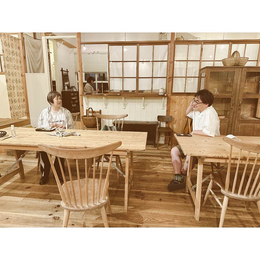 ハミルさんのインスタグラム写真 - (ハミルInstagram)「. . 【　旅する治療室と、菓子工房　】  お陰様でたくさんのご予約、ご来場いただき、 地元・札幌の妹たちのイベント”旅する治療室、 季の菓子工房しゅう”のPop-up無事昨日で終了しました。 @sanri_sapporo  @kinokashi_shu   治療室はご希望の方が溢れてしまい、 今回泣く泣くご予約取り切れない方々も出てしまい、 あやちゃんとも大変申し訳ない気持ちです。 次回、優先的にご予約お声掛けさせてください！  今回、治療された方々を仕事の合間に寄って、 チラチラ遭遇させていただきましたが、 皆様、来た時の印象と帰る時のゆるんだ微笑む笑顔をみて、あやちゃんの治療の技術とお人柄にほぐされ、 癒されているので目に見えてわかって、 私まで嬉しくなりました！  またぜひ東京に来てほしい！ とのご意見もたくさん頂いたと聞いております。 本当にありがたいね！と毎日噛み締めてました！  そして、季の菓子工房しゅうのしゅうちゃんのお菓子も 日に日に、色んなところからお客様が来てくださり、 千葉や埼玉からもお客様がきてくださり、全て完売で終了.  しゅうちゃんのちゃんと甘く誠実に作ってる菓子たちと、 優しく包まれる微笑みに私も本当に癒されました。  働衣さんが作ってくれてるフクハルモデルのエプロンを 2人に着付けて、かわいい笑顔。 @doi_apron_nao   これをきっかけにこれからも たまに東京に来て旅する治療室、 菓子工房をやって行く予定だそうです！  また次回、ご期待ください！  今回、ご尽力いただいたSiroiのみなさま　 @siroi___ 、ありがとうございました！  またぜひこの場所で！会いましょう！  #旅する治療室 #SANRI #SANRIの旅する治療室 #季の菓子工房しゅう」7月12日 17時20分 - haruhamiru