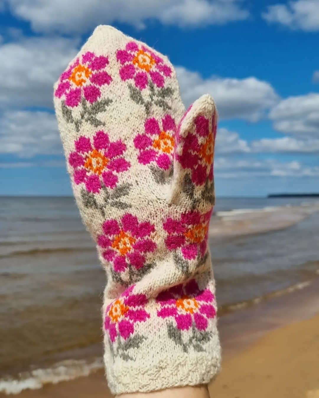 ティネスのインスタグラム：「It's summertime,  everything is blooming including our mittens! 🌸 This pair will be a great reminder of summer during the winter.   Order hand- knitted mittens online: WWW.TINES.LV」