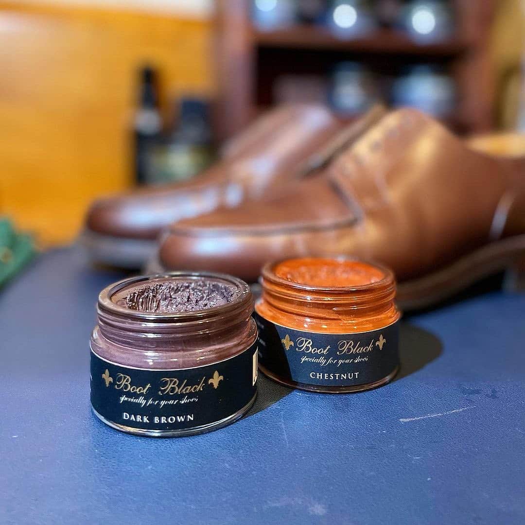 bootblack_officialのインスタグラム：「Boot Black Shoe Cream ⚜️ The creams are emulsified, formulated with quality waxes which provides color complementing and shining effects.  Photo by : @kohjiniwayama   #bootblackshoeshine#bootblackshoecare#highshine#shoecare#shoeshine#shoepolish#shoegazing#shoestagram#leathershoes#madeinjapan#japanmade#japan#classicshoes#dressshoes#shoegram#mirrorshine#shoeaddiction#shoeaddict#tokyo#asakusa」