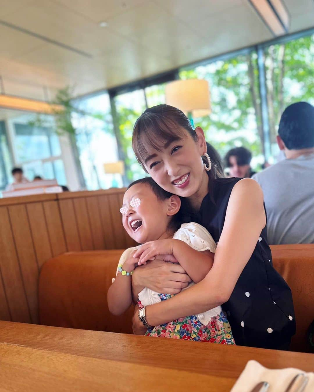 中西麻里衣のインスタグラム：「七夕イベントで月曜日が代休だった日✨ お友達と👶🏻と原宿へ。 竹下通りで娘のアクセサリー選びをしました💍  どっちがかわいいと思う？ とか こっちはお耳に穴あけないとダメなやつ？ とか これキラキラしててかわいいいね！ とか 我が家のおませな3歳児はおしゃれに夢中🤭♡」