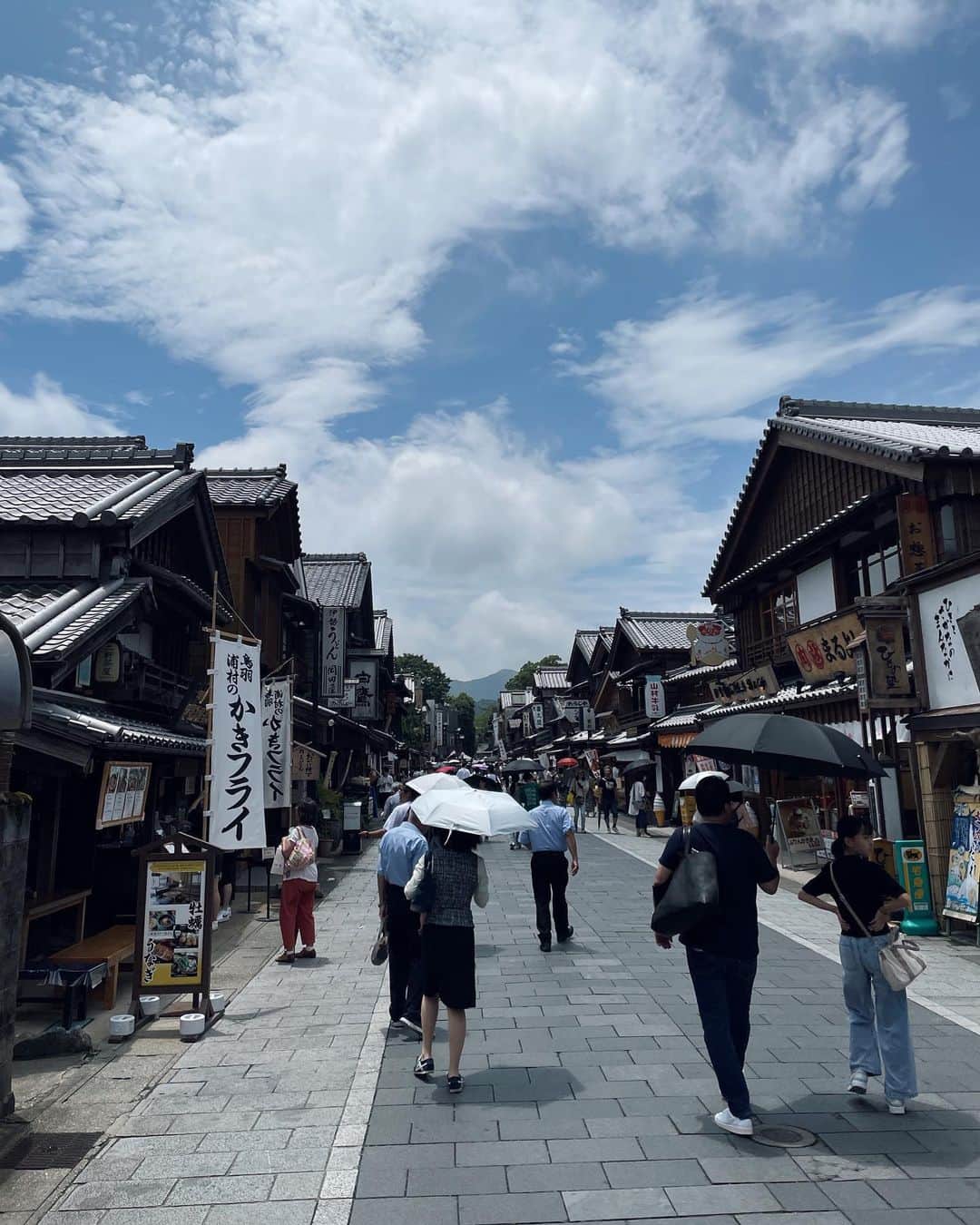 かんだまのインスタグラム：「一つ前の投稿、女子旅の動画編集問題、皆様たくさんのご意見ありがとう！！ほぼノーカット編集で行きます🫡7月中にupできるように頑張るぜ☺︎  ちなみに、鳥羽の隣の伊勢にもしっかり行きました🙆‍♀️暑すぎて溶けたけど、胃袋も心もしっかり満たされたわ🤤  そして、私が旅行いってる間に👶は返事を覚えてた。笑  #伊勢 #伊勢神宮 #生後10ヶ月」