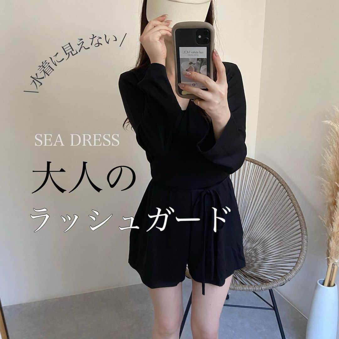 yumemiのインスタグラム：「カシュクールラッシュガード 黒も着てみました🥴♡ 　@seadress_official   【　#細リブカシュクールオールインワンラッシュガード　】  おしゃれに体型カバーをしてくれる人気のカシュクールラッシュガード薄手タイプ！！！  すごい軽くて着心地がいい！  水遊びが増えてくるこの時期、 体型カバーもしたいけどお洒落なラッシュガードを探してる方にオススメ🍉  #タイアップ#seadress_official #SEADRESS#シードレス#ラッシュガード#水着#水着コーデ#水遊びコーデ#大人ファッション#ママコーデ#ママ水着」