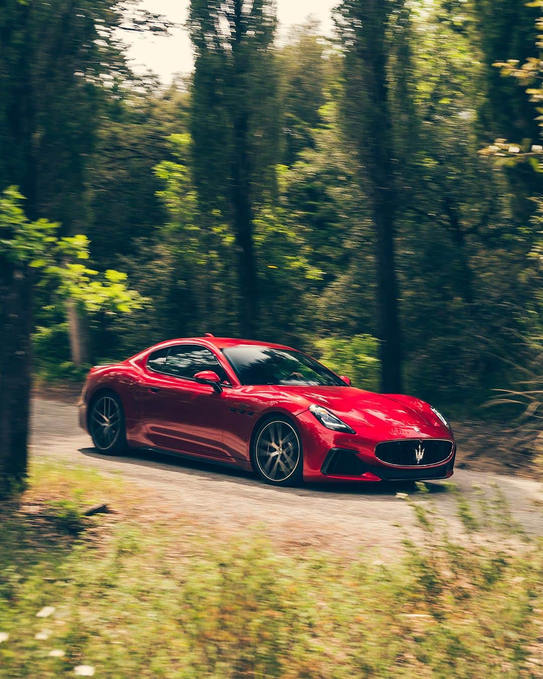 Maserati Japan | マセラティ ジャパンのインスタグラム：「グラントゥーリズモの世界に浸る。心も体もエモーションな世界へ。好奇心で創られたロードマップがあなたを未知の感覚へ導きます。単なる車を超えた存在。  詳しくはこちら https://www.maserati.com/jp/ja/models/granturismo  #Maserati #マセラティ #MaseratiJapan #マセラティジャパン #GranTurismo #グラントゥーリズモ」