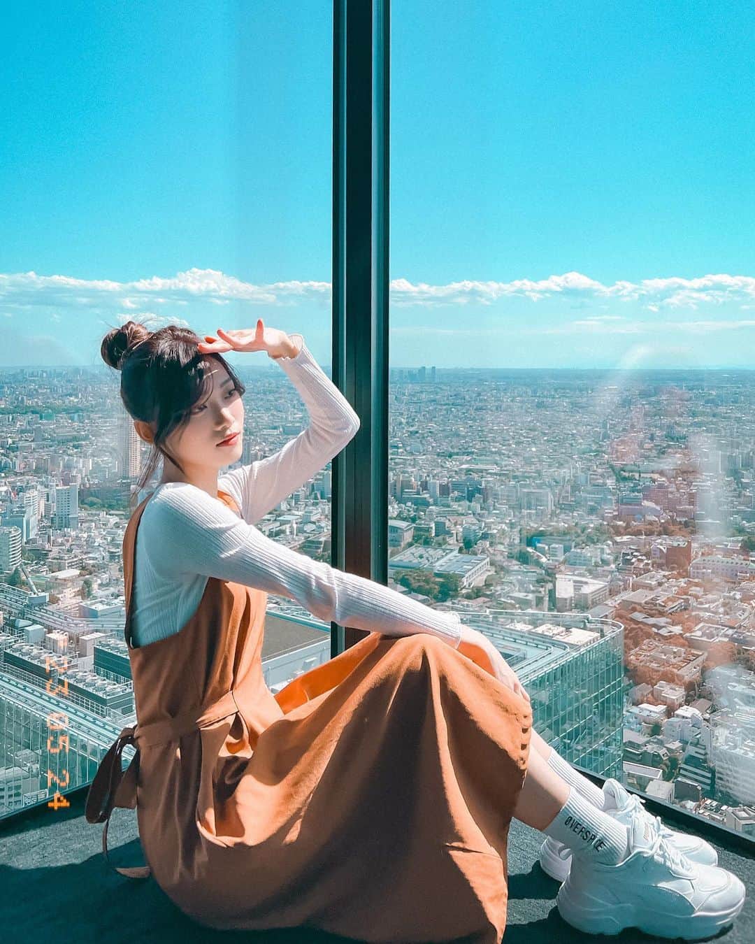 小白BaKaShiroのインスタグラム：「IG觸及率太奇怪了🫨 Shibuya Sky出室外大風到癲😂睇相都feel到 最後有片添😂😂 唔怪之得佢哋淨係比拎手機出去🥹本身買咗紥花想影相 但係冇做到功課唔知唔可以拎出去🥺要去嘅人都注意啦～🤍」