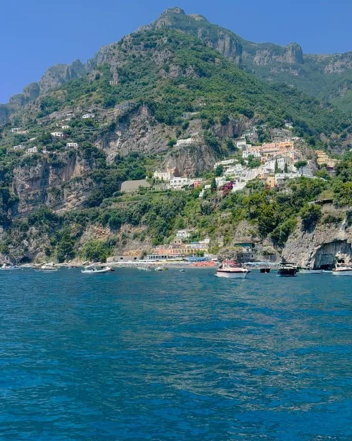 フロイド・メイウェザー・ジュニアのインスタグラム：「Left the Capri Island and took the yacht over to Positano to sightsee and drink piña  colada’s.」