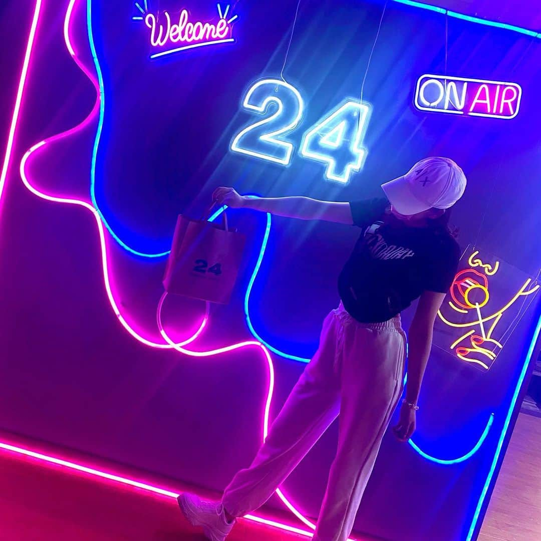 ななぺろのインスタグラム：「🩷❤️🧡💛💚🩵💙💜   #neon  #24  #fashion  #armani  #color   #like  #instalike  #follow  #followforfollowback  #instagram   #맞팔 #데일리 #좋아요 #팔로우 #오오티디 #귀여워」