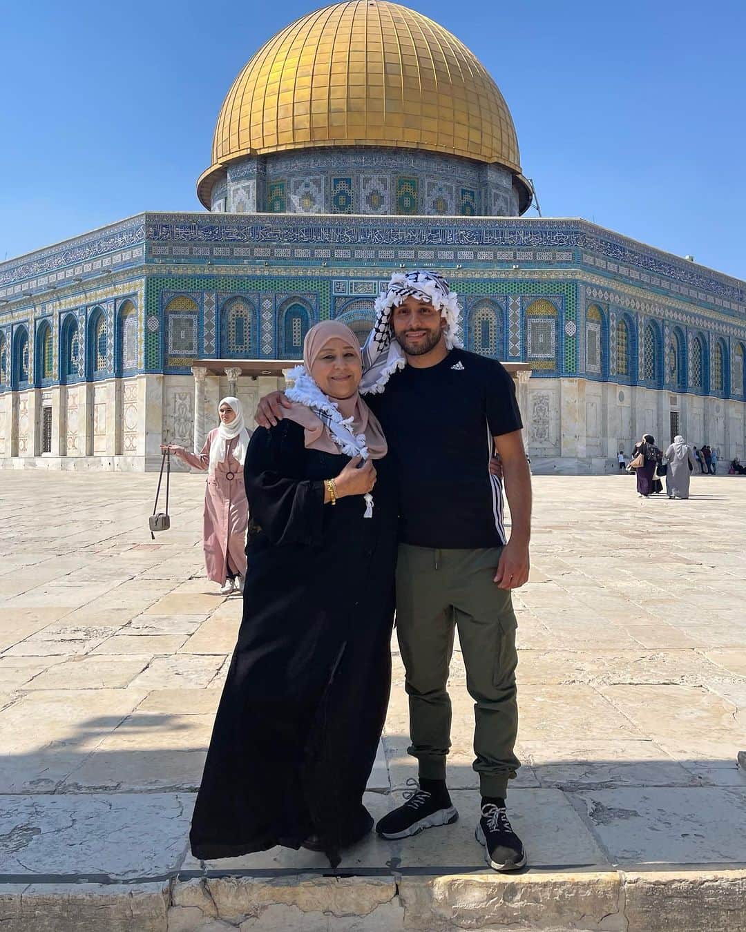 Anwar Jibawiのインスタグラム：「Happy birthday mom! Love you ❤️ @jibawiamal」