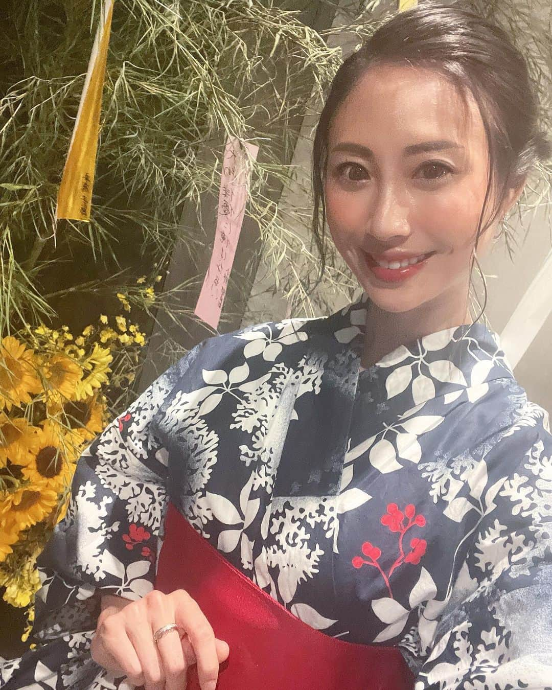 桜井未来のインスタグラム：「今年は何回夏祭り👘行けるかなー🥺💓 近場のお祭り情報、お誘いお待ちしてます🤣💓（笑）  #七夕 #七夕飾り #七夕祭り #七夕まつり #浴衣 #浴衣ヘアアレンジ #浴衣ヘア #浴衣女子 #浴衣デート #七夕飾り #夏祭り #夏」