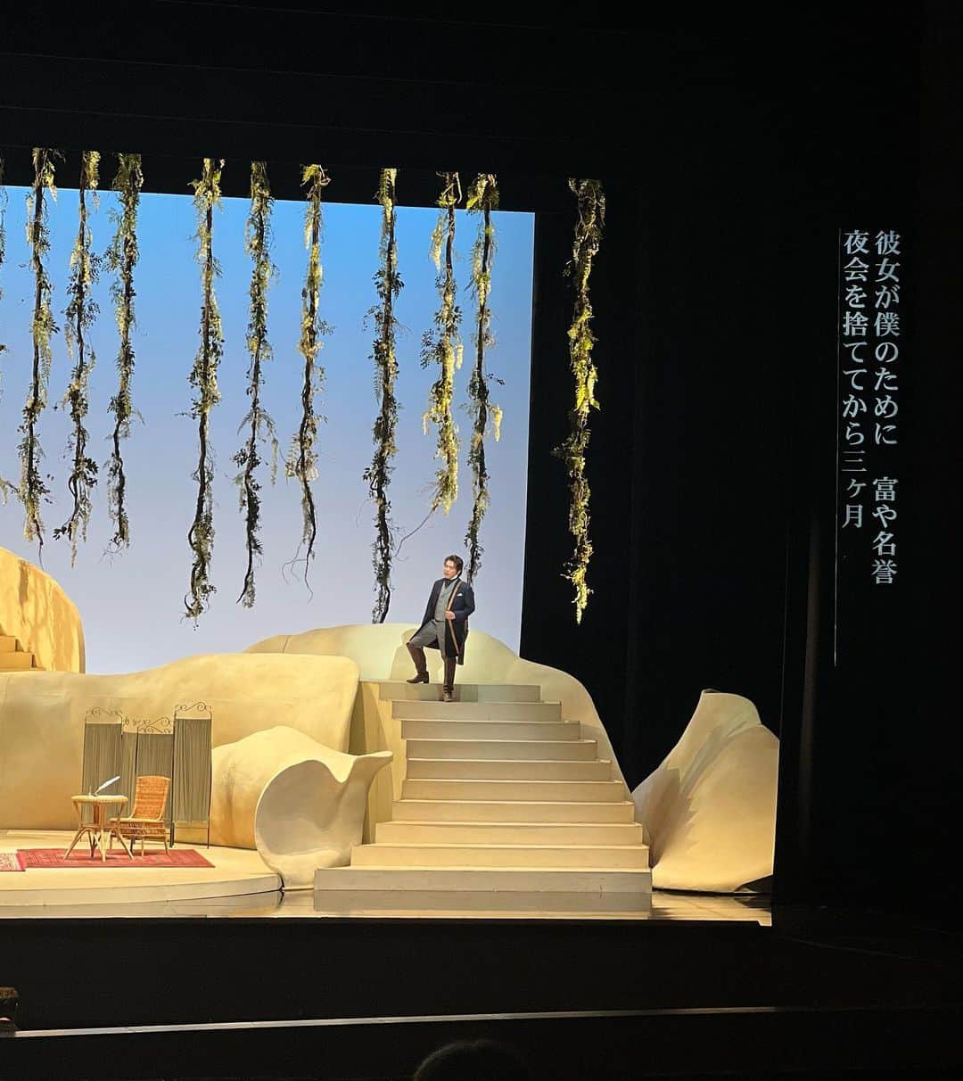 織田千穂さんのインスタグラム写真 - (織田千穂Instagram)「いよいよ本日7/13(木)18:30より東京公演開幕です！ 東京文化会館大ホールで開催する 東京二期会オペラ劇場『椿姫』公演 * 先日、ゲネプロに行って来ました。 作品は…私もまさに去年見たオペラ ヴェルディ不朽の名作オペラ『椿姫』です。 * 指揮はマンハイム国民劇場音楽総監督である アレクサンダー・ソディー氏が 満を持して日本オペラデビューです！ * 舞台は椿を思わせる白い花びらの様な美しいセットで 出演者のみなさんの色鮮やかなドレスが とても映えていました。 * 二幕からは大きな鏡🪞が舞台の華やかさを より一層深めていました。 鏡のお陰で場面も見やすいし正面からは なかなか見れない舞台床面の演出がよく見えて とても美しかったです。 * ヴィオレッタの最後の場面の演出が 切ないながらもとても美しくて美しくて… 是非見て頂きたいです。 * 今回の舞台は 文化庁　劇場・音楽堂等の子供鑑賞体験支援事業 による助成を受けて小学1年生から18歳以下の方を 無料でご招待しています。 なかなか触れる機会ない方は特におすすめです。 オペラ鑑賞を通して 子どもたちの想像力や表現力を育む とても良い機会になっていますので 是非公演見に行ってみて下さいね✨ * インターネットでのご予約は 「二期会チケット」で「検索」  http://www.nikikai.net/ticket/ * ♦️東京二期会オペラ劇場『椿姫』 ♦️東京文化会館大ホール ♦️2023.7.13(木)18:30 15(土)14:00/16(日)14:00/17(祝)14:00  #オペラ #opera #東京文化会館 #ゲネプロ #二期会 #椿姫 #ヴェルディ」7月13日 3時22分 - chihoda