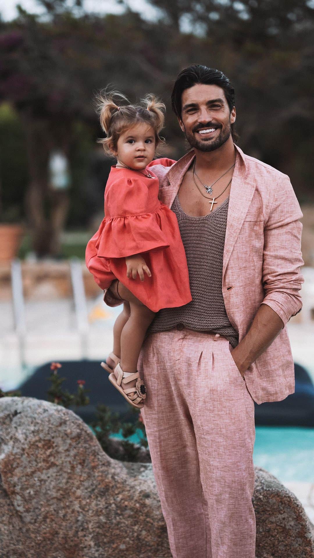 Mariano Di Vaioのインスタグラム：「Night out with my princess 🤍 Had to wear this Salmon 🍣 suit by @nohow to match MEMMY’s look!」