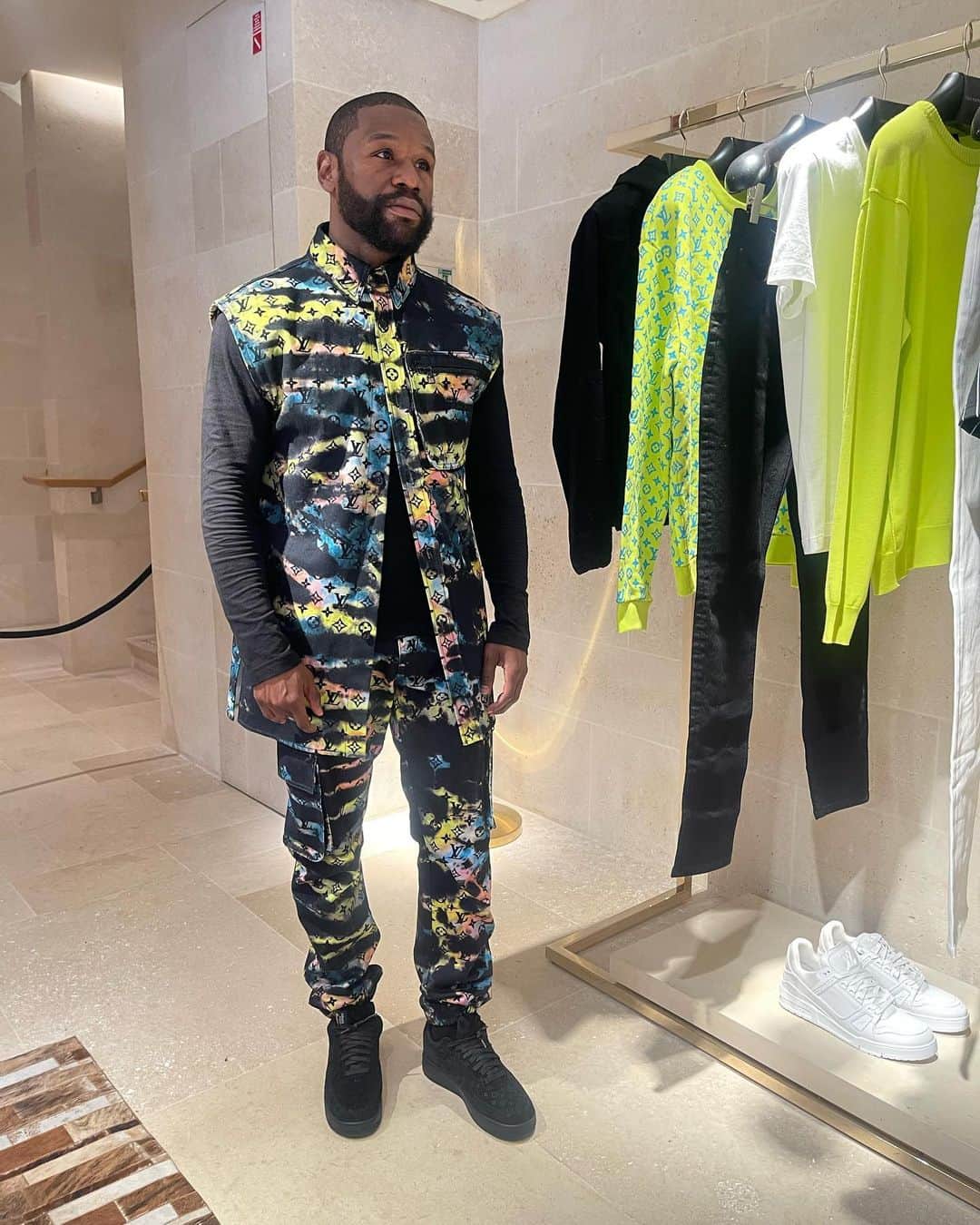 フロイド・メイウェザー・ジュニアのインスタグラム：「Quick cell phone photoshoot while shopping in Paris before heading to Africa.」