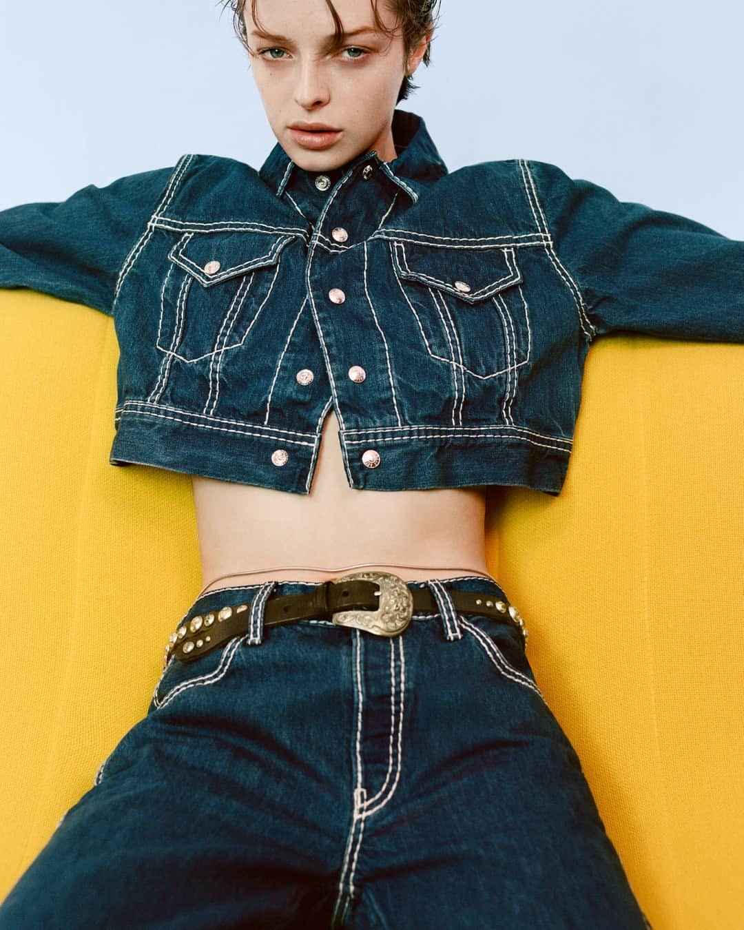 RE/DONEのインスタグラム：「Denim outlines #glit ⠀⠀⠀⠀⠀⠀⠀⠀⠀ ⠀⠀⠀⠀⠀⠀⠀⠀⠀ Talent: @cassadyclover​​​​​​​​⠀⠀⠀⠀⠀⠀⠀⠀⠀ Photographer: @vitofernicola​​​​​​​​​​​​​​​​​​​​​​​⠀⠀⠀⠀⠀⠀⠀⠀⠀ Creative Agency: @ljbtnstudio​​​​​​​​​​​​​​​​​​​​​​​​⠀⠀⠀⠀⠀⠀⠀⠀⠀ Stylist: @lolitajacobs​​​​​​​​​​​​​​​​a​​​​​​​​⠀⠀⠀⠀⠀⠀⠀⠀⠀ Makeup: @_celinemartin_​​​​​​​​​​​​​​​​​​​​​​​​⠀⠀⠀⠀⠀⠀⠀⠀⠀ Hair stylist: @louisghewy​​​​​​​​⠀⠀⠀⠀⠀⠀⠀⠀⠀ Set designer: @nico.lall​​​​​​​​⠀⠀⠀⠀⠀⠀⠀⠀⠀ Production: @arthuretphilippine」