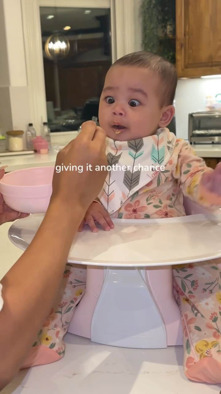 リアン Vのインスタグラム：「We started giving @zaiasky solids and her reaction to avocado was hilarious! 🥑😂 We gave her baby oatmeal first, if you want to see that reaction check it out on @wearethebenjamins IG! 🥰」