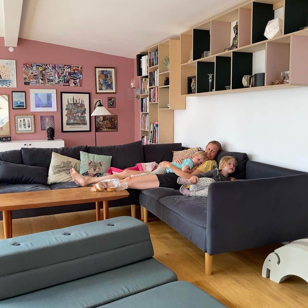 カミラ・リター・ユール & クリスティナ・ペデルセンのインスタグラム：「Home sweet Home❤️🇩🇰  Vi nyder at være hjemme og da Pixi vågnede fra lur var der dømt putte-sofa-hygge😍」