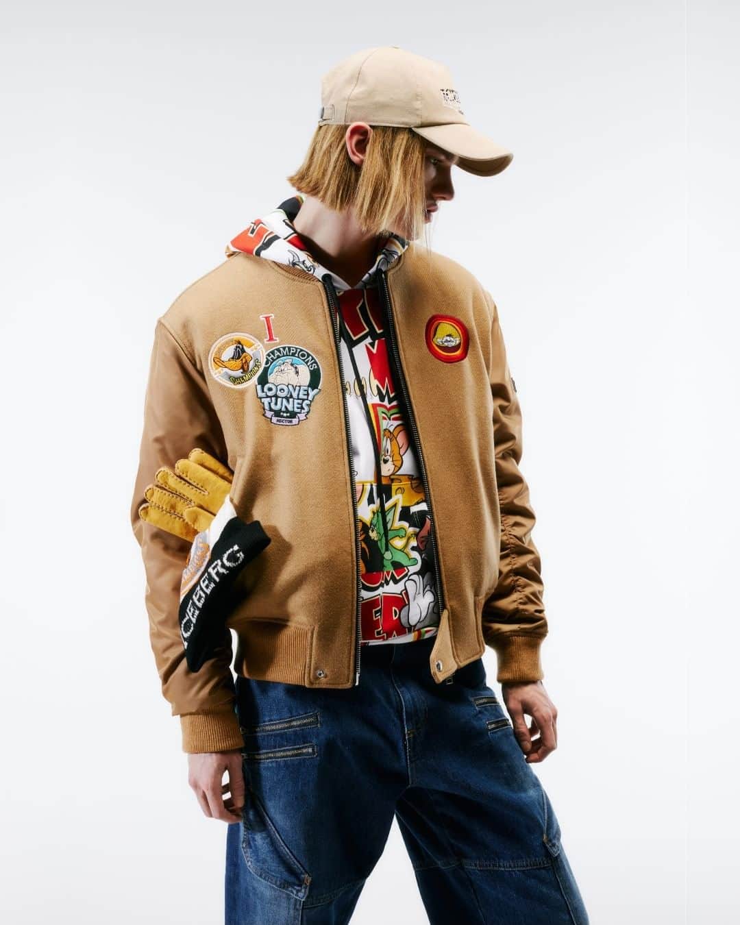 アイスバーグのインスタグラム：「Step into the whimsical world of ICEBERG's Fall Winter 2023 collection, where kitch details meet luxury sportswear. Discover the new collection featuring Looney Tunes characters, now available in store and at iceberg.com  #iceberg1974 #iceberg #fw23 #ICEBERGFW23 #LooneyTunesInFashion #looneytunes」