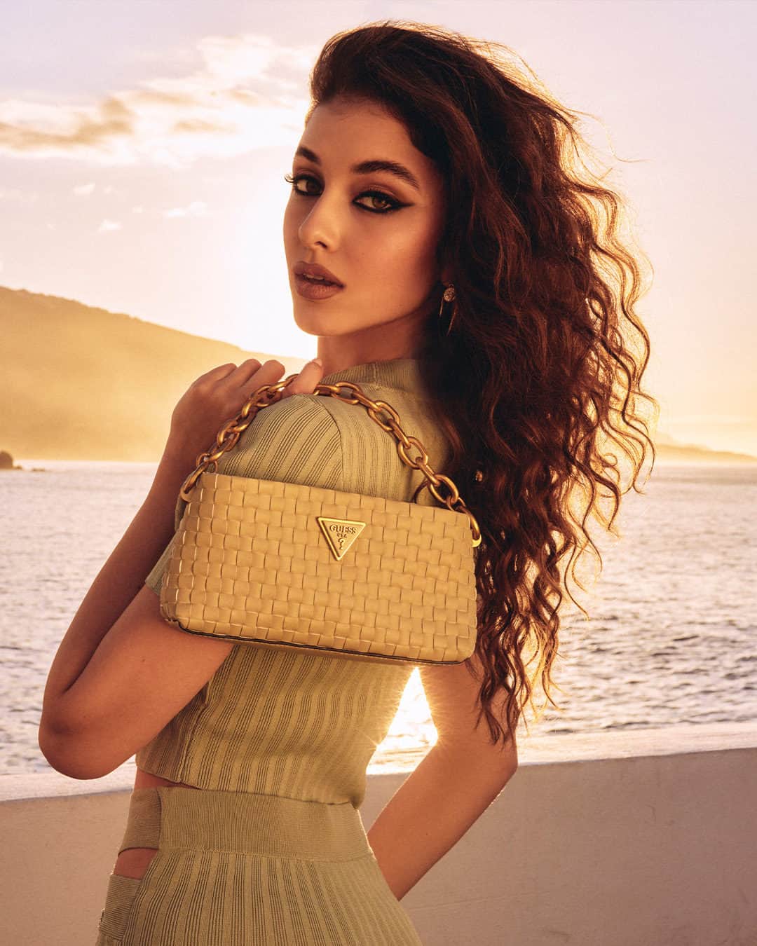ゲスのインスタグラム：「Golden hour with the Lisbet Woven Mini Zip-Top Crossbody. #GUESSHandbags」