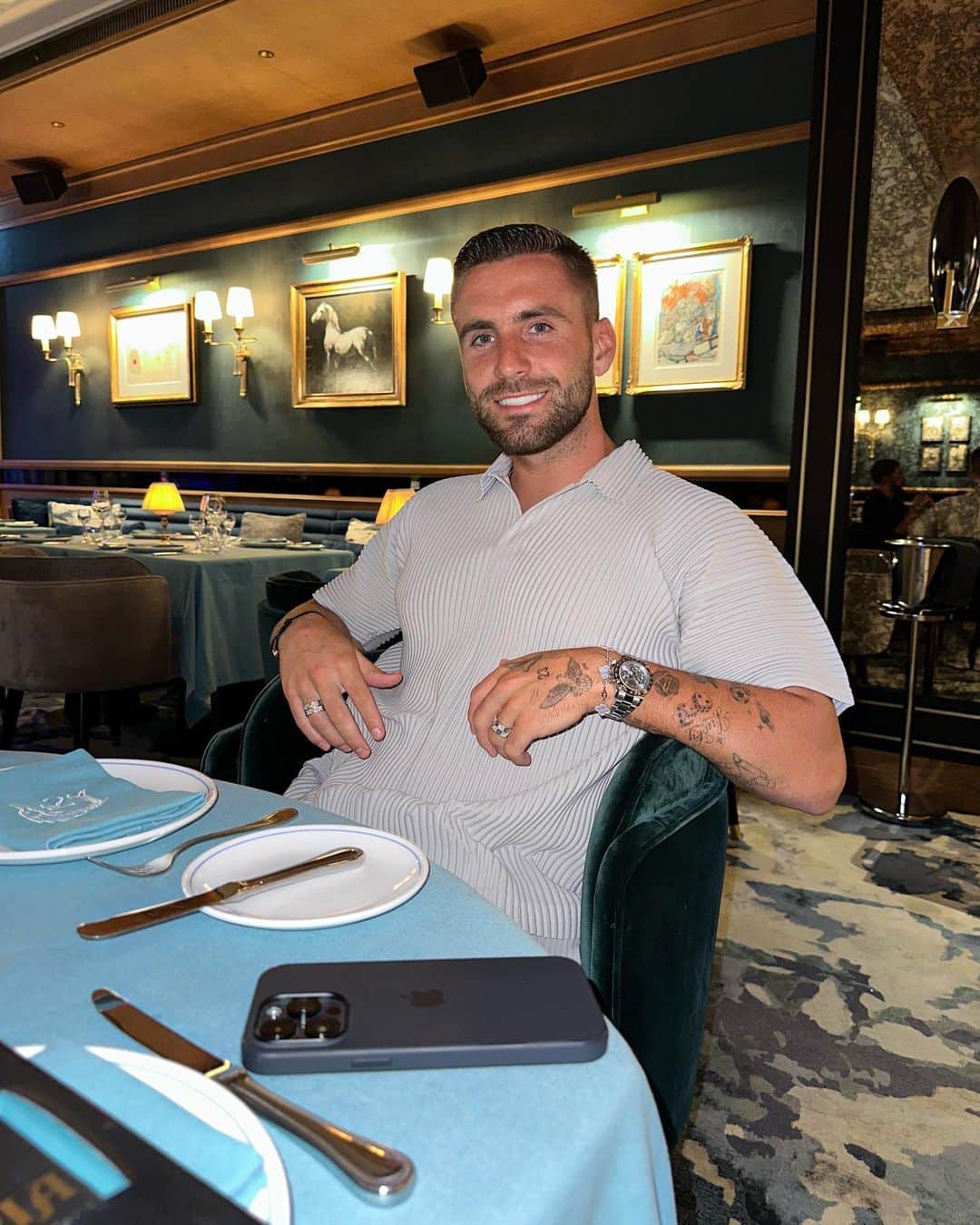 ルーク・ショーのインスタグラム：「28 empty plate 🎈😅」