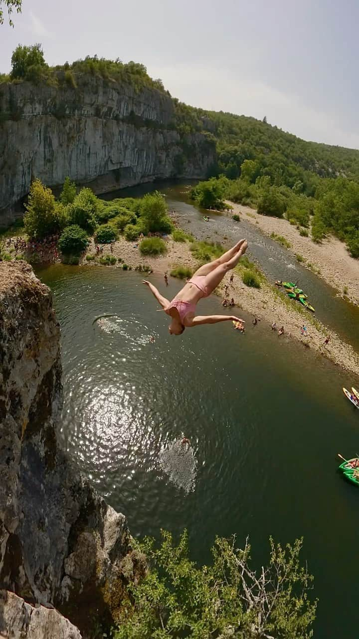 ローラ・マリノのインスタグラム：「Day 2 - Ardèche 🔥 Petits gainers a 14m pour se mettre en jambe ☺️  🎥 @goprofr @gopro  👙 @seayouandi_swimwear   #cliffjumping #cliffjump #goproambassador #goprofr #gopro #goprohero11 #travel #nature #ardeche #visit」