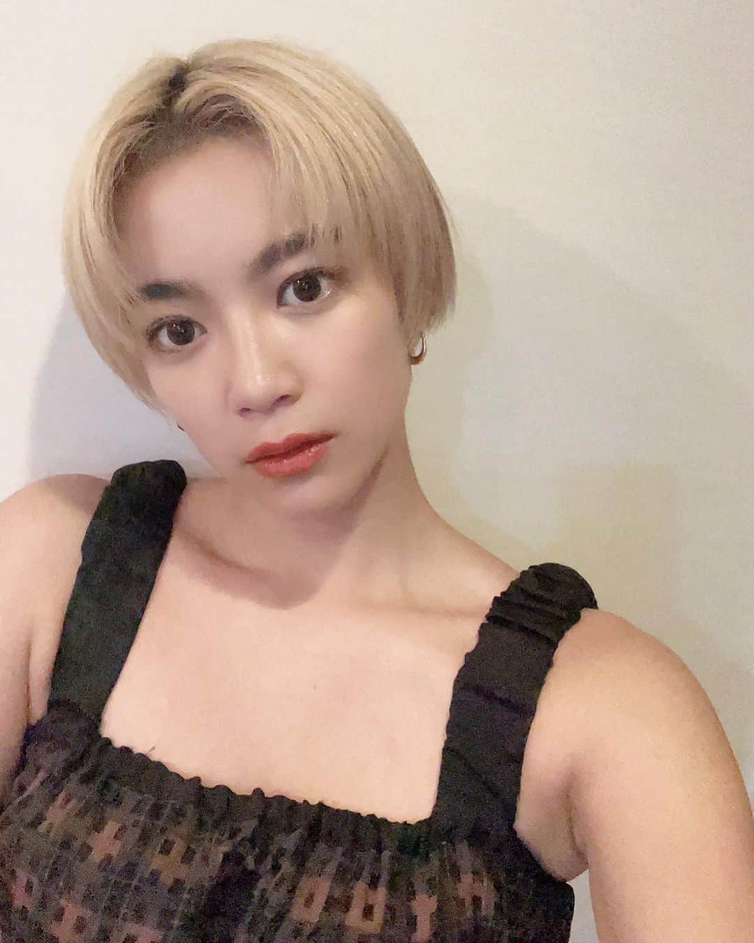 平アスカのインスタグラム：「【ノーファンデ目指して月1肌メンテ】 わたしの肌メンテ @tokyo_ace_clinic  今回はマッサージピールをやってきたよ〜🌿✨ オプションでCICAパックも！！ . 専用のピーリング薬剤を肌にやさしく押し込むようにマッサージしながら浸透させ、細胞を活性化させることにより肌にハリや弾力をもたらしていく治療で 気軽にできるよ🤍 ⚪︎毛穴目立ち ⚪︎毛穴のざらつき改善効果 ⚪︎シミ、くすみ改善 ⚪︎肌のハリ、弾力アップ こんな感じの効果があるから フォトフェイシャルとかと継続してメンテがんばる🥰💐 .  インスタを見たで20%OFFで施術できるからよかったら行ってみて💕 #tokyo_ace_clinic #美容皮膚科 #マッサージピール」