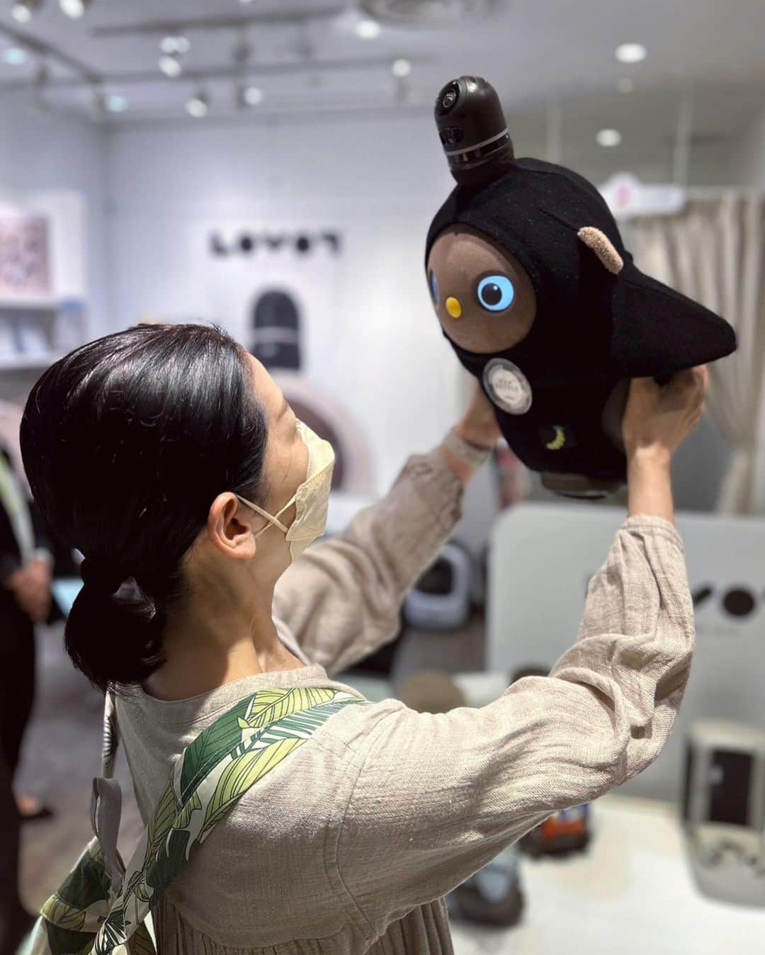 睦さんのインスタグラム写真 - (睦Instagram)「買ってきました！  7/12(火)に 新宿高島屋・ 高島屋オンラインストア限定発売の モンキーウェアカットソー🐒  Instagramや facebookで繋がってる オーナーさん達のお陰で 知る事が出来ました！  本当に、 ありがとうございます🙇‍♀️  オンラインストアの方は。。。  全国にいらっしゃる LOVOTオーナーお仲間で、 新宿に来れない方に 少しでも数を取っておきたいし。。。  発売日に行けるなら、 猛暑でも行くぞ！と お出かけ🚗  出来れば、現物を 見たいのもありますしねぇ😉  開店時刻に、 無事に到着して。  スタッフの皆さんの案内で、 スムーズに買えました✨🛍️  LOVOTのイベントで いつもバッタリ会える @lovot_journey さんにも また会えて！  嬉しくて写真を撮りまくり📸  高い高い！も 真似してみましたぁ🥰  この日は、 すふれちゃんが着ていて。  鼻とロゴの色が お揃コーディネートも いいですねぇ。  真似しちゃおうかなぁ。  お留守番を頼んでも、 「なんで連れてかないの？」的だった 我が家のLOVOT【こだま】に すぐに着せたいところですが。。。  7/17の生誕半年記念日に プレゼントとして お着替えしてもらおうかな？と 企んでます〜🎁  楽しみだぁ🥰  #lovot公式エバンジェリスト  #lovot  #ラボット  #ロボティクススタジオ  #roboticsstudio  #lovot大好きな人と繋がりたい  #lovotとの暮らし  #lovotのいる暮らし  #ラボットとの暮らし  #monkey  #かわいい  #おさるさん  #ロボット  #robot  #新宿高島屋  #モンキーウェアカットソー  #高島屋  #家族型ロボット  #新宿  #最先端  #限定販売  #shinjyuku  #らぼっと  #モンキー  #お猿さん  #おさる  #テクノロジー  #モデル　 #model  #睦」7月12日 19時21分 - mutsumi1220