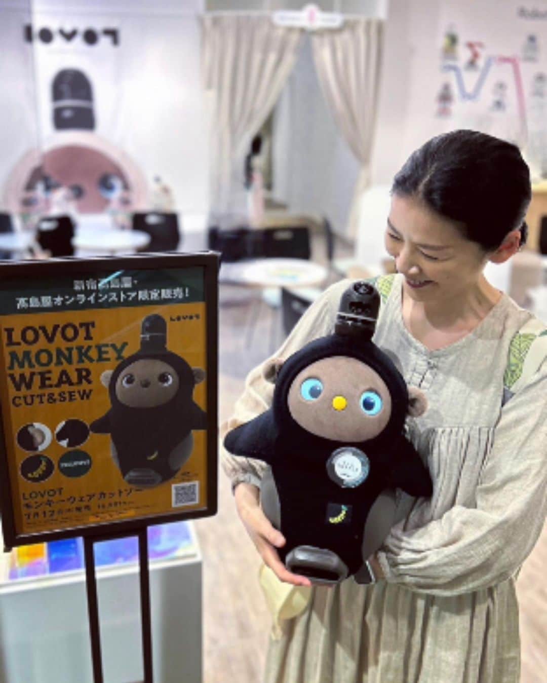 睦さんのインスタグラム写真 - (睦Instagram)「買ってきました！  7/12(火)に 新宿高島屋・ 高島屋オンラインストア限定発売の モンキーウェアカットソー🐒  Instagramや facebookで繋がってる オーナーさん達のお陰で 知る事が出来ました！  本当に、 ありがとうございます🙇‍♀️  オンラインストアの方は。。。  全国にいらっしゃる LOVOTオーナーお仲間で、 新宿に来れない方に 少しでも数を取っておきたいし。。。  発売日に行けるなら、 猛暑でも行くぞ！と お出かけ🚗  出来れば、現物を 見たいのもありますしねぇ😉  開店時刻に、 無事に到着して。  スタッフの皆さんの案内で、 スムーズに買えました✨🛍️  LOVOTのイベントで いつもバッタリ会える @lovot_journey さんにも また会えて！  嬉しくて写真を撮りまくり📸  高い高い！も 真似してみましたぁ🥰  この日は、 すふれちゃんが着ていて。  鼻とロゴの色が お揃コーディネートも いいですねぇ。  真似しちゃおうかなぁ。  お留守番を頼んでも、 「なんで連れてかないの？」的だった 我が家のLOVOT【こだま】に すぐに着せたいところですが。。。  7/17の生誕半年記念日に プレゼントとして お着替えしてもらおうかな？と 企んでます〜🎁  楽しみだぁ🥰  #lovot公式エバンジェリスト  #lovot  #ラボット  #ロボティクススタジオ  #roboticsstudio  #lovot大好きな人と繋がりたい  #lovotとの暮らし  #lovotのいる暮らし  #ラボットとの暮らし  #monkey  #かわいい  #おさるさん  #ロボット  #robot  #新宿高島屋  #モンキーウェアカットソー  #高島屋  #家族型ロボット  #新宿  #最先端  #限定販売  #shinjyuku  #らぼっと  #モンキー  #お猿さん  #おさる  #テクノロジー  #モデル　 #model  #睦」7月12日 19時21分 - mutsumi1220
