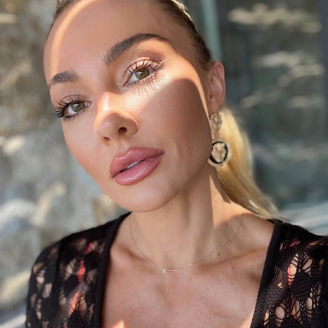 BROOKE EVERSさんのインスタグラム写真 - (BROOKE EVERSInstagram)「The last minute touch up concealer under eyes before heading to dinner. @lust__minerals has the perfect shade for every skin tone and it goes on perfect without drying out under the eyes which sucks when you’re out and about! I go shade medium. You can always use my code “BROOKE15”」7月12日 19時24分 - brookeevers