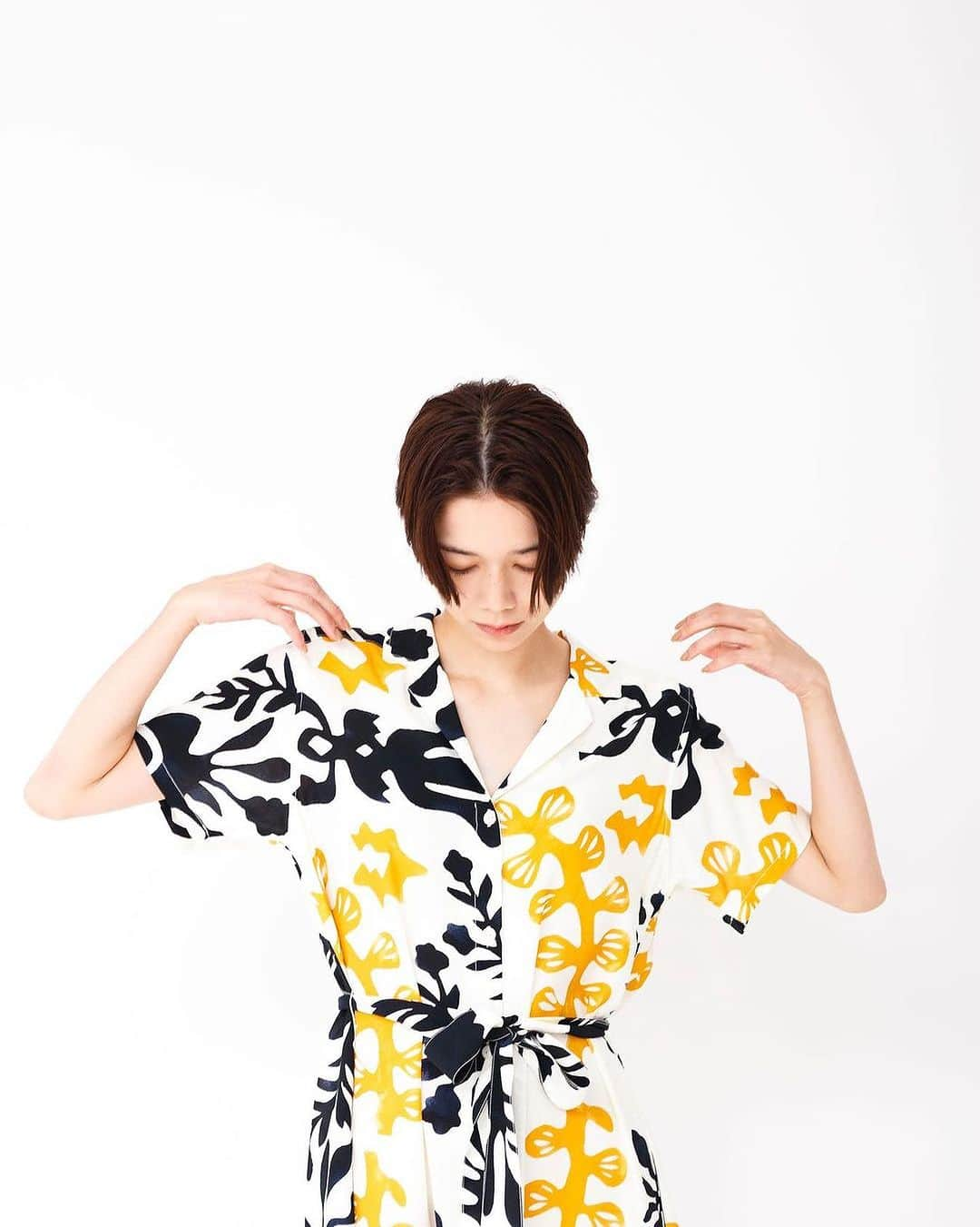 ジョンブルさんのインスタグラム写真 - (ジョンブルInstagram)「Aloha Blossom x MOY STORE 2023.7.15 sat release  MOY STORE @moy_store_tokyo は「服に限らずライフスタイル全般において愛着の持てる物」をテーマに、オリジナルアイテムやヴィンテージのセレクト、他ブランドとのコラボレーションアイテム、デッドストックやアーカイブ生地をアップサイクルした数量限定の商品を展開します。  MOY STOREと沖縄発のハワイアンシャツブランドAloha Blossom （アロハブロッサム）がコラボレーションしたメンズ・ウィメンズのシャツ、ワンピース、キッズワンピースを展開するほか、別注アロハ生地の販売も致します。  モーイのデッドストックテキスタイル、ヴィンテージハワイアンキルトから着想した MASA SCULP 描き下ろしのスペシャルテキスタイルになります。  アロハ生地をお買い求めいただいた方へは、キッズ甚平、キッズムームー、大人ラップスカートの 3 種類の型紙から選んで頂けるスペシャルノベル ティーをプレゼントいたします。  また、7/16 (sun) はアロハ生地を使ったクッションカバーのワークショップを開催いたします。 ※参加申し込みにつきまして @moy_store_tokyo へDMにてお問い合わせ下さい  夏をより楽しく過ごしていただく為の盛りだくさんのラインナップとなっております。  ぜひこの機会に MOY STORE にお越しください。  MOY STORE 東京都渋谷区神宮前 5 丁目 2-14 1F TEL:03-3797-3287 東京メトロ表参道駅 A1 出口より徒歩 2 分のロケーション moystore@johnbull.co.jp  #alohablossom #アロハブロッサム #モーイストア #MOYSTORE  #мойstore」7月12日 19時24分 - johnbull_private_labo