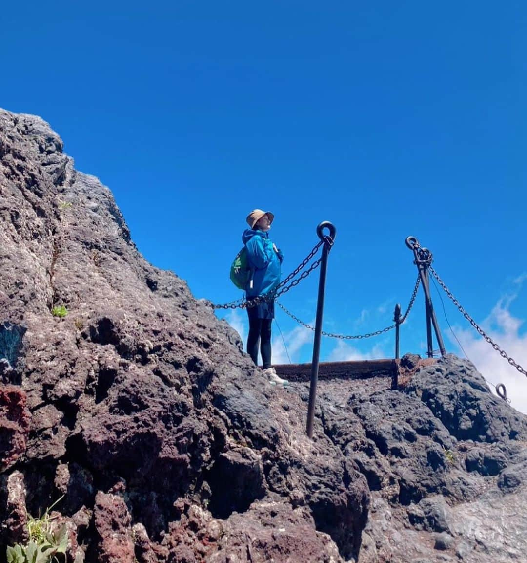 岡田ロビン翔子のインスタグラム：「はじめての富士登山  ひょんなことから 急遽登ることになりましたが 来て良かったと思える景色と経験  想像以上に大きくて 泣きそうになったり 笑いが止まらなかったり  楽しかった✌️  #富士山　#fujisan  #🗻」