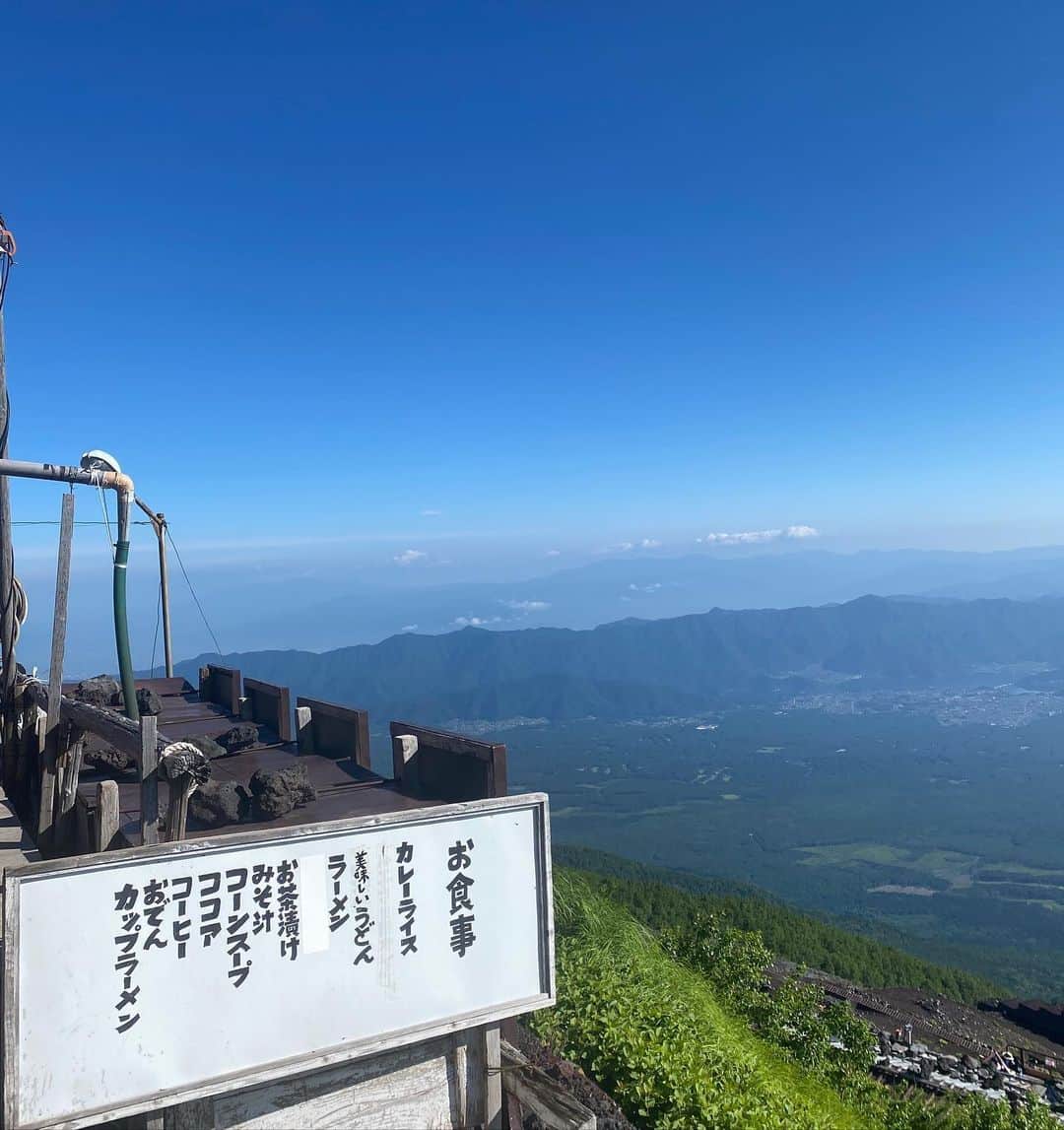 岡田ロビン翔子さんのインスタグラム写真 - (岡田ロビン翔子Instagram)「はじめての富士登山  ひょんなことから 急遽登ることになりましたが 来て良かったと思える景色と経験  想像以上に大きくて 泣きそうになったり 笑いが止まらなかったり  楽しかった✌️  #富士山　#fujisan  #🗻」7月12日 19時24分 - i_am_robin0315