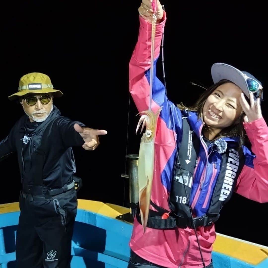 渕上万莉 さんのインスタグラム写真 - (渕上万莉 Instagram)「BABABABA爆釣fishing‼️  今シーズン初のイカ釣りは 島根県の#海峡 さんで🛥🌴  重見さんと行ってきました🎥🌙 風も強く釣果はあまり安定してないという事だったけど、港から約10分の近場ポイントで🛥🌊  まさかの爆釣でした😍🔥🔥  #イカメタル #オモリグ #単体 と色々な釣り方で 次々と大剣サイズを釣っていく重見さん😳😳  この日のTOPは70杯オーバーと数も釣れてたんだけど、その中で 『サイズを選んで釣る』というのは圧倒的に重見さんは飛び抜けていたと思います✨  私は隣で見様見真似で頑張ったけど…。  サイズ狙いしたい方は 是非この技を盗んで欲しい🥹✨  これからのイカ釣りシーズンに必ず役立つと思うので是非チェックしてね❣️  テレビは📺 2023.7.12  サンテレビ 22:30〜  1週間後に @babababa.fishing  公式YouTubeでもUPされます📱✨  #babababa爆釣fishing  #イカメタル #オモリグ #イカ釣り #夜焚き #ケンサキイカ #シロイカ #夜釣り  #日本海イカメタル  #重見典宏 さん #フッチー #渕上万莉」7月12日 19時24分 - mari_fuchigami